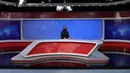 <p>Khatereh Ahmadi, seorang presenter televisi mengenakan penutup wajah saat membacakan berita di TOLO NEWS, di Kabul, Afghanistan, Minggu, 22 Mei 2022. Taliban mulai mewajibkan semua presenter atau pembawa acara televisi perempuan menutupi wajah mereka saat siaran. (AP Photo/Ebrahim Noroozi)</p>