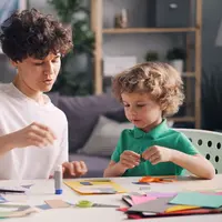 Dengan sedikit kreativitas, rumah dapat disulap menjadi tempat penuh petualangan yang membuat anak merasa sedang menikmati liburan sungguhan. (Foto/dok: Pexels/Vitaly Gariev)