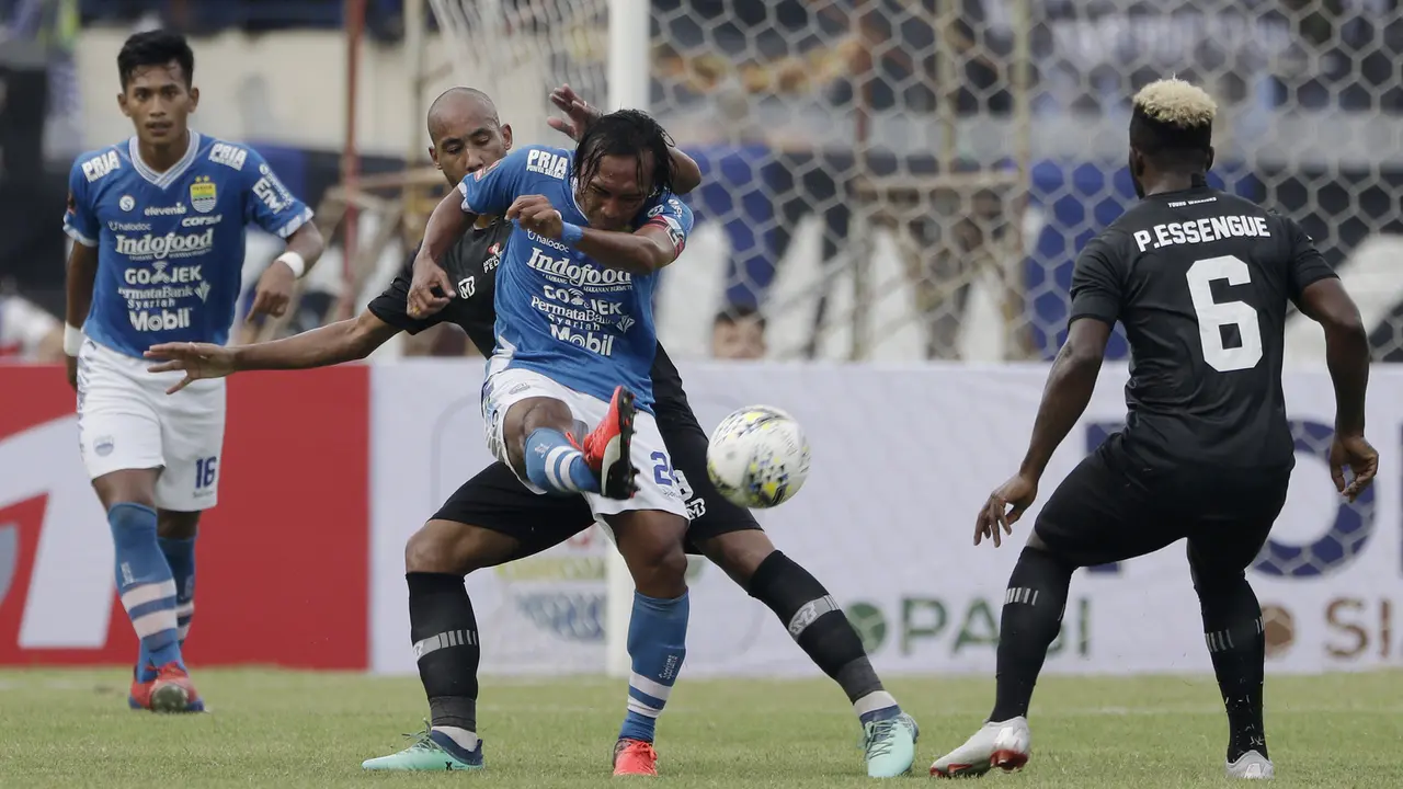 Gelandang Persib Bandung, Hariono, membuang bola saat melawan TIRA Persikabo pada laga Piala Presiden 2019. (Bola.com/Yoppy Renato)