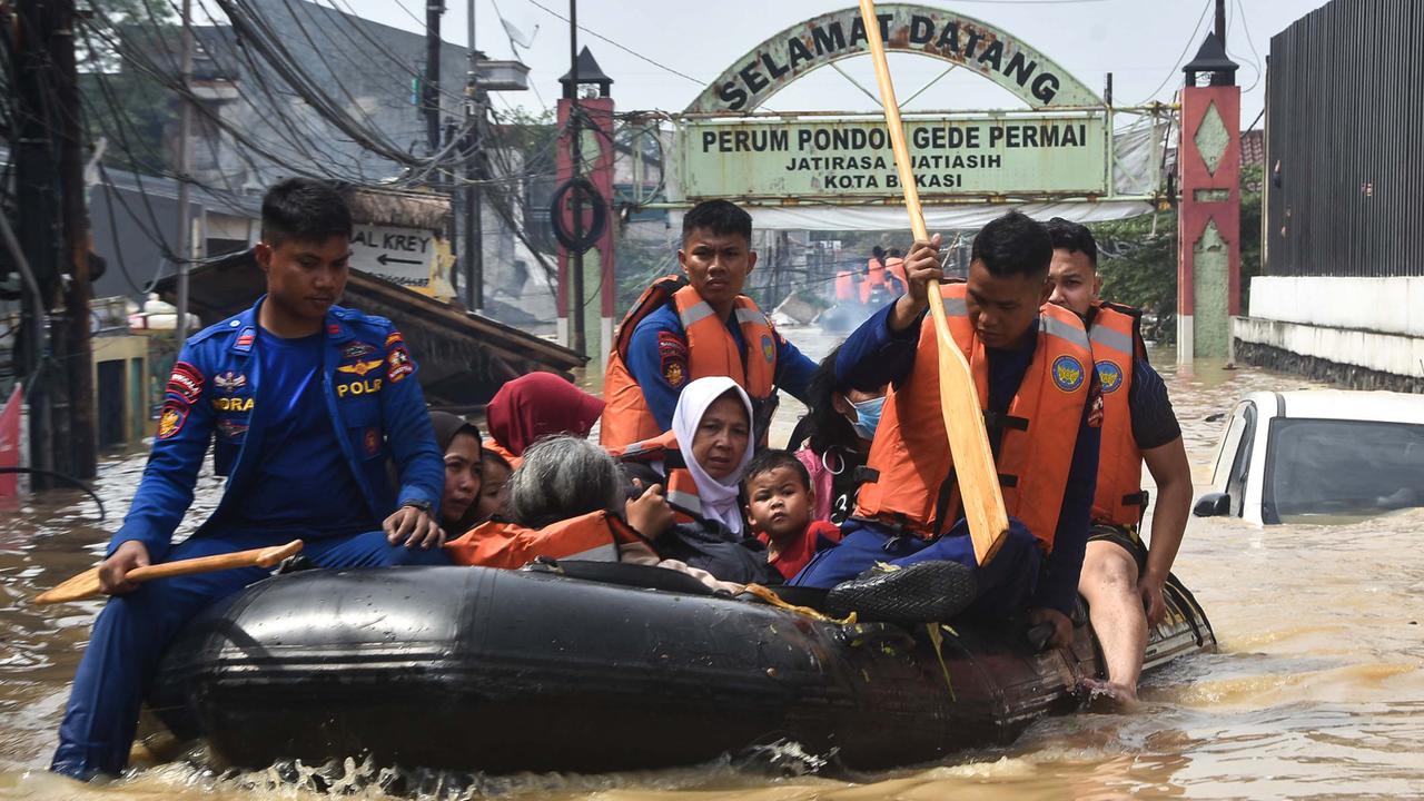 Bekasi Lumpuh, Banjir Rendam Perkumiman hingga Perkantoran