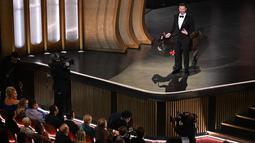 Aksi Jimmy Kimmel sebagai host Oscar 2023 berjalan di atas panggung dengan keledai selama ajang Academy Awards ke-95 di Dolby Theatre di Los Angeles, California, Minggu (12/3/2023). Momen Kimmel membawa keluar Jenny si keledai ke atas panggung Academy Awards ke-95 membawa keseruan tersendiri. (Photo by Patrick T. Fallon / AFP)