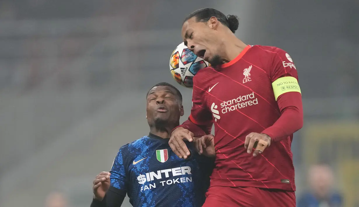 Van Dijk tampil apik menjaga lini belakang timnya tetap kokoh sepanjang 2x45 menit. Ia juga turut andil memberikan umpan sundulan yang diselesaikan Salah menjadi gol kedua. (AP/Antonio Calanni)
