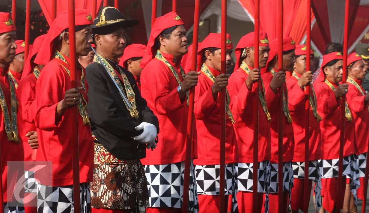 Prajurit lombak abang mengiringi penobatan naik tahta PA X di Puro Pakualaman di Bangsal Sewotomo, Yogyakarta, Kamis (7/1/2016). KGPH Prabu Suryodilogo  memperoleh gelar gelar KGPAA Paku Alam X. (Liputan6.com/Boy Harjanto)