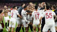 Selebrasi sejumlah pemain Sevilla setelah mengalahkan Juventus dalam pertandingan leg kedua semifinal Liga Europa 2022/2023 di Estadio Ramos Sanchez Pizjuan, Jumat (19/05/2023) dini hari WIB. (AP Photo/Jose Breton)