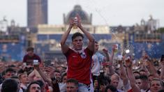 Suporter Inggris memadati fan zone Kota Paris pada Senin (27/6/2016). Hal itu merupakan momen terakhir para pendukung The Three Lions pada ajang Piala Eropa 2016, karena Inggris disingkirkan oleh Islandia. (Bola.com/Vtalis Yogi Trisna)