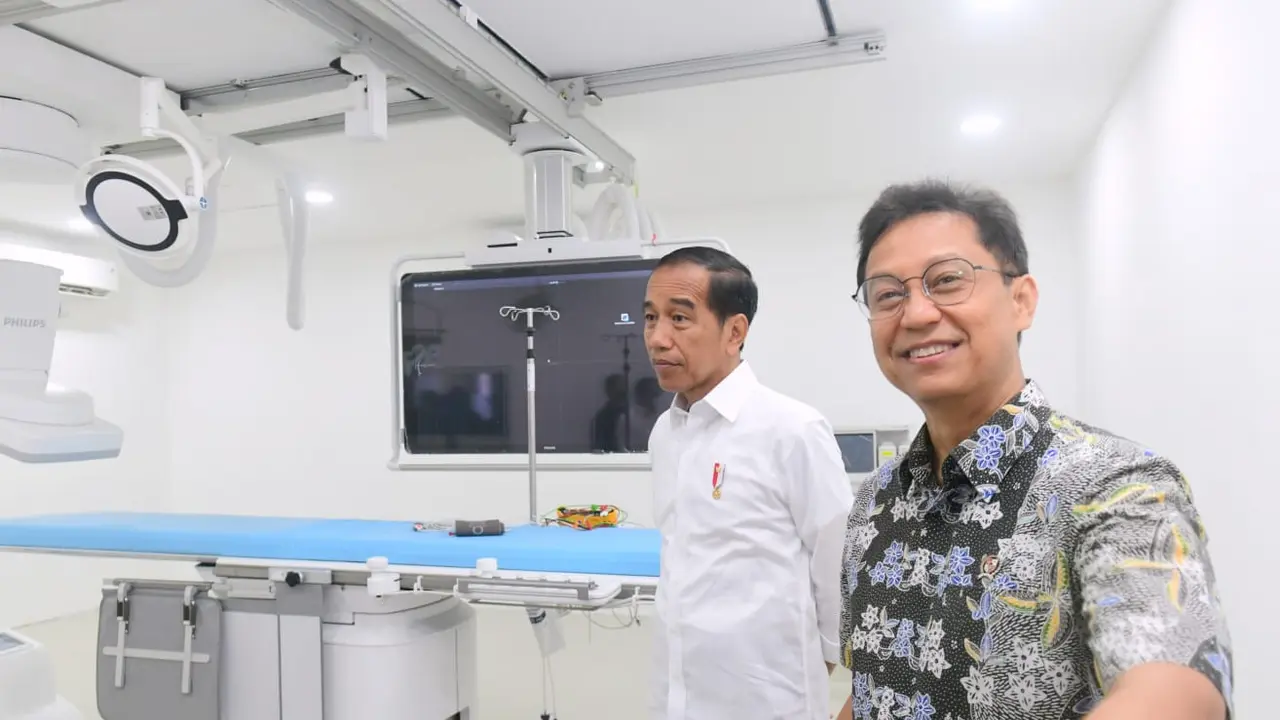 Presiden Joko Widodo atau Jokowi saat meninjau RSUD Komodo, Labuan Bajo, Nusa Tenggara Timur (NTT), Selasa (9/5/2023).