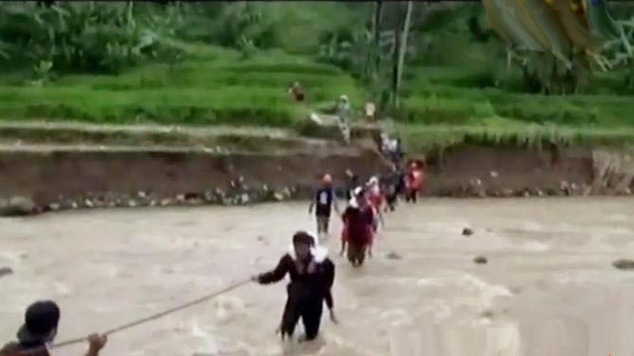 VIDEO: Jembatan Rusak, Warga Nekat Seberangi Sungai dengan Tali