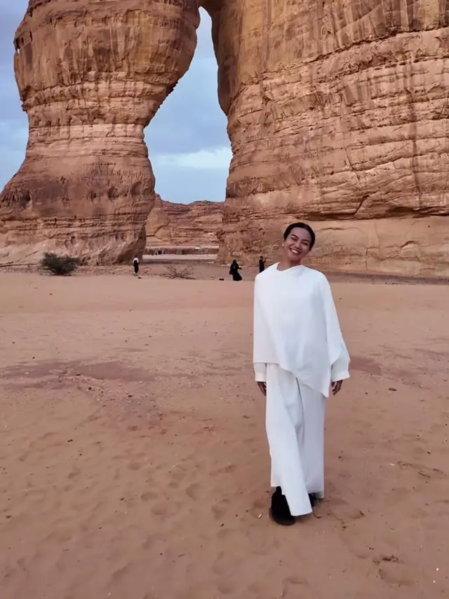 6 Gaya Yura Yunita Ngabuburit hingga Buka Puasa di Al Ula, Tampil Anggun Pakai Blus hingga Abaya