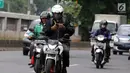 Pengendara mengoperasikan telepon seluler sambil mengendarai sepeda motor di Jalan Gatot Subroto, Jakarta, Kamis (8/3). Polisi menilai tindakan tersebut membahayakan karena  pengemudi menjadi tidak fokus di jalan raya. (Liputan6.com/Arya Manggala)