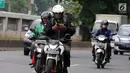 Pengendara mengoperasikan telepon seluler sambil mengendarai sepeda motor di Jalan Gatot Subroto, Jakarta, Kamis (8/3). Polisi menilai tindakan tersebut membahayakan karena  pengemudi menjadi tidak fokus di jalan raya. (Liputan6.com/Arya Manggala)