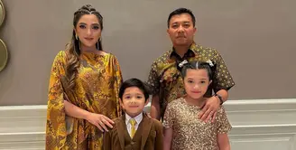 Potret keluarga Anang Hermansyah dan Ashanty. [Foto: Instagram/queenarsy]