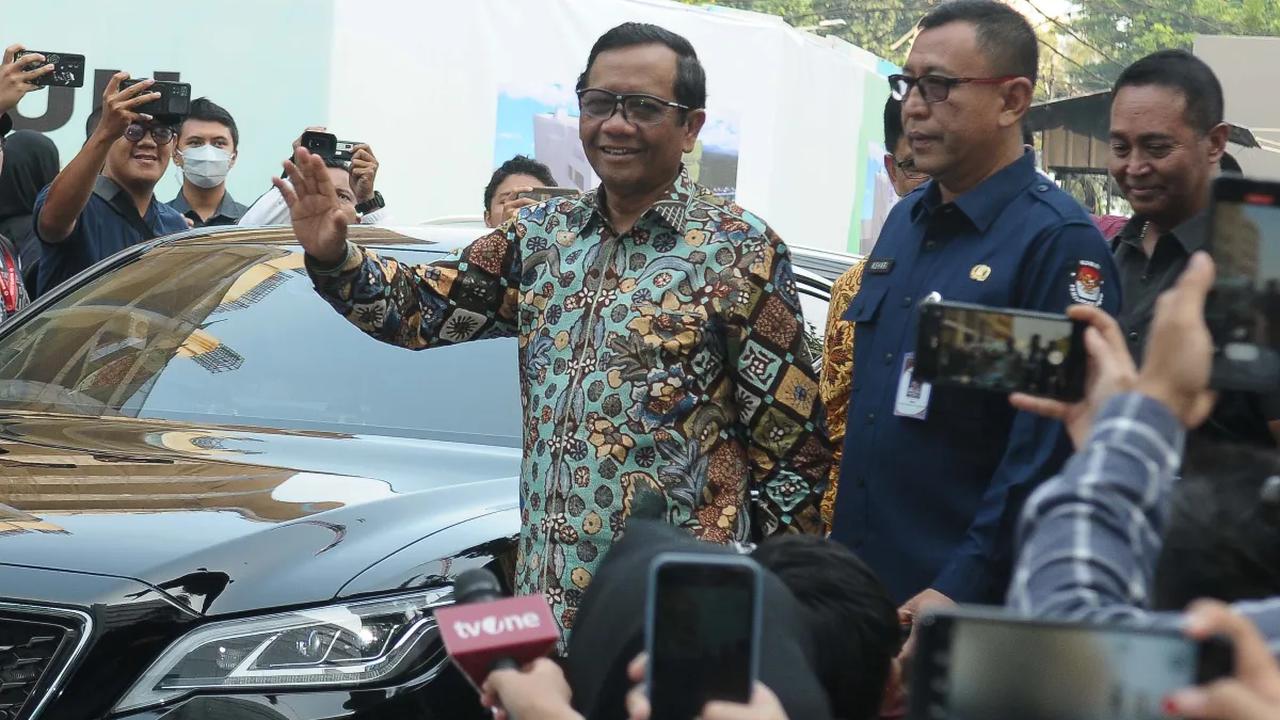 Mahfud senang ternyata anggota MKMK ternyata sosok perjuangan demokrasi dan hukum. Mahfud berharap MKMK dapat mengambil keputusan yang tepat.