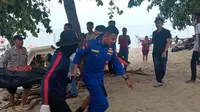 Tim SAR gabungan berhasil menemukan 2 korban tenggelam di Pantai Tanjung, Batam. (Foto: Liputan6.com/Ajang Nurdin)