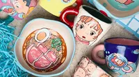 Cangkir dan mangkuk keramik oleh Wildflower Pottery dengan gambar tokoh animasi Jepang, Ponyo. (Foto: Instagram/@wildflowerpottery_)