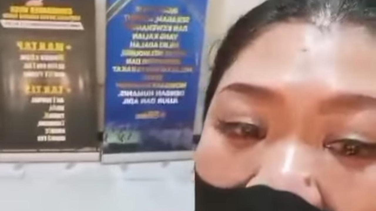 wanita nangis di kantor polisi