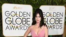 Katy Perry mengenakan gaun merah muda dengan belahan sangat rendah yang mengekspose belahan dadanya. Ia bahkan bercanda jika ia membawa ‘globes’ (bola)-nya sendiri di acara Golden Globe Awards 2016 ini. (AFP/Bintang.com)