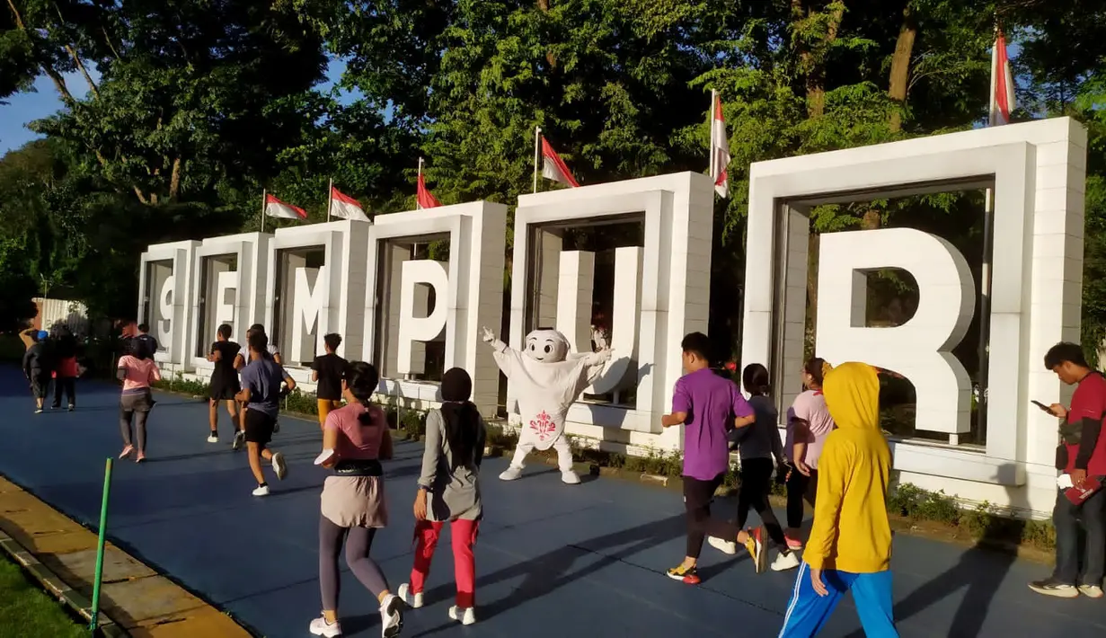 Maskot Piala Dunia 2022, La'eeb, menyapa warga yang sedang berolahraga di Lapangan Sempur, Bogor. (Procomm Surya Citra Media)