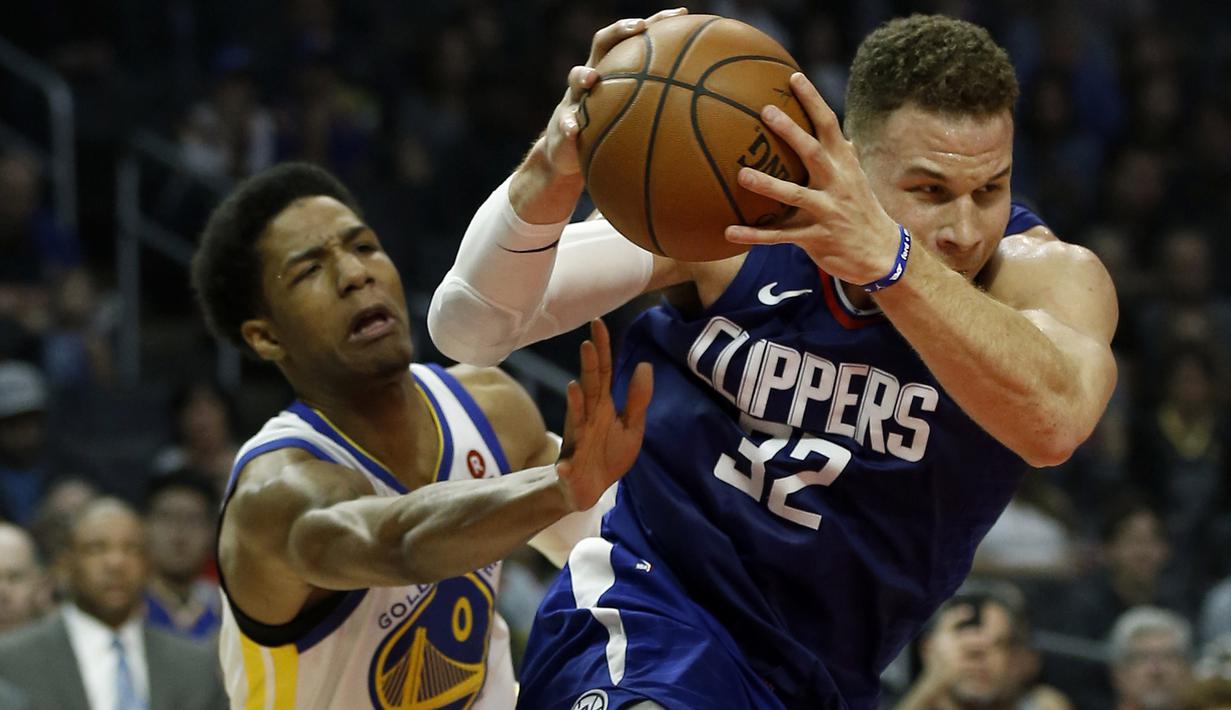 Gerakan menipu ala pemain Clippers, Blake Griffin (kanan) saat melewati pemain Warriors, Patrick McCaw pada laga NBA basketball game di Staples Center, Los Angeles, (6/1/2018). Warriors 121-105. (AP/Alex Gallardo)