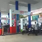 Para pengendara sepeda motor mengantri mengisi BBM RON tinggi di salah satu SPBU Palembang (Liputan6.com / Nefri Inge)