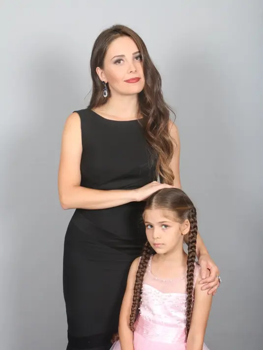 "Hai, di season kedua kita akan berjumpa dan bersama kalian semua. Jangan lupa terus tonton kami," ujar Selin Sezgin. (SCTV/Bintang.com)