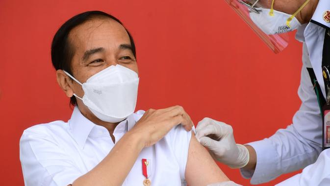 Presiden Joko Widodo atau Jokowi menjalani vaksinasi COVID-19 di Istana Merdeka, Jakarta, Rabu (13/1/2021). Jokowi menjadi orang pertama yang menerima vaksin COVID-19 dalam program vaksinasi massal secara gratis di Indonesia. (Biro Pers Sekretariat Presiden/Muchlis Jr)