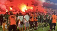 Bonek menghadiri sesi latihan Persebaya Surabaya di Lapangan THOR, Surabaya, Minggu (24/3/2024) malam. (Bola.com/Aditya Wany)