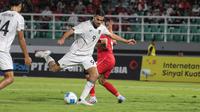 Pemain Timnas Indonesia U-23, Jens Raven berusaha mencetak gol ke gawang Laos dalam laga Grup J Kualifikasi Piala Asia U-23 2026 di Stadion Gelora Delta, Sidoarjo, Jawa Timur, Rabu (03/09/2025). (Bola.com/Wahyu Pratama)