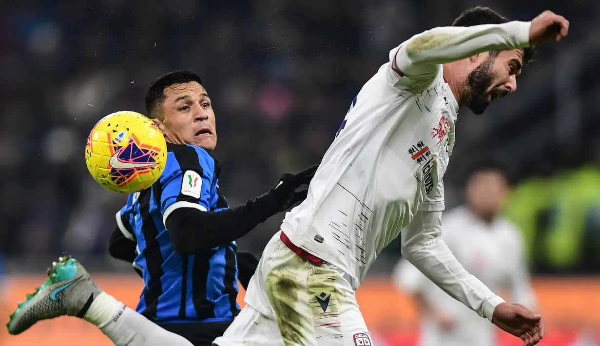 Striker Inter Milan, Alexis Sanchez, duel udara dengan pemain Cagliari, Paolo Farago, pada laga Coppa Italia di Stadion Giuseppe Meazza, Rabu (15/1/2020). Inter Milan menang 4-1 atas Cagliari. (AFP/Miguel Medina)