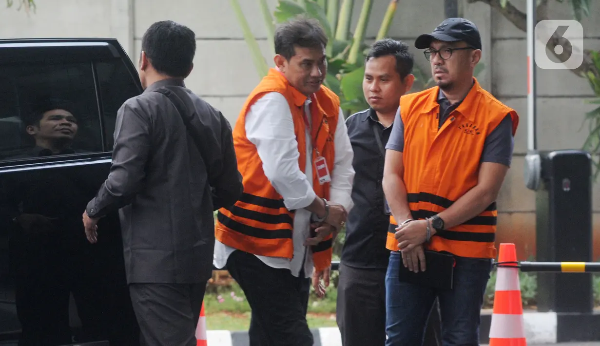 PPK Dinas PU Kab Muara Enim Elfin Muhtar (depan) dan Direktur Pemasaran PTPN III (Persero) I Kadek Kertha Laksana tiba di Gedung KPK, Jakarta, Senin (25/11/2019). Elfin diperiksa terkait suap di lingkungan Kab Muara Enim, dan Kadek terkait suap pengelolaan distribusi gula. (merdeka.com/Dwi Narwoko)