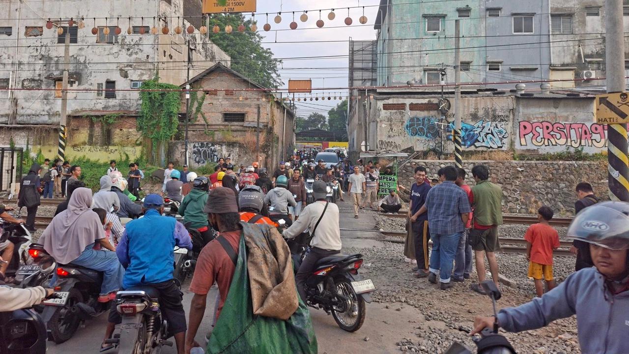 Penampakan Perlintasan Tanpa Palang Resmi Dekat Stasiun Bekasi Timur, Hanya Pakai Bambu dan Warga Bergantian Jaga