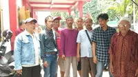 Sulaeman (keempat dari kiri) pedagang PKL Cirebon dijemput rekan-rekannya usai tiga hari menjalani hukuman penjara di rutan klas 1 Cirebon. Foto (Liputan6.com / Panji Prayitno)