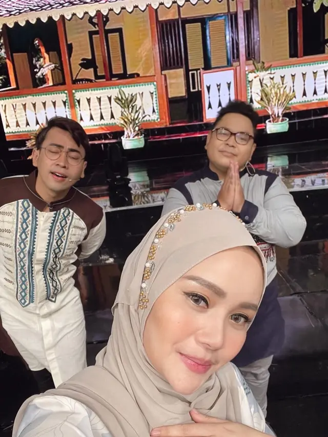 6 Potret Mawar AFI Tampil dengan Hijab yang Kini Kembali Hiasi Layar Kaca