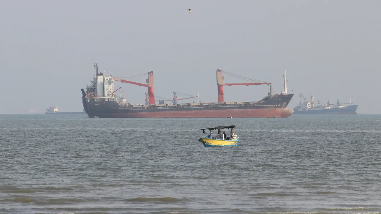 Sebuah perahu mengapung sementara kapal-kapal komersial tampak berlabuh di Selat Hormuz, di lepas pantai Bandar Abbas, Iran, Selasa, 13 Oktober 2026. (Razieh Poudat/ISNA via AP)