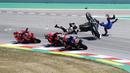 Motor Nakagami kemudian membentur Alex Rins (kanan). Pebalap Suzuki Ecstar itu akhirnya ikut jatuh dan sempat terpental ke udara. (AP/Joan Monfort)