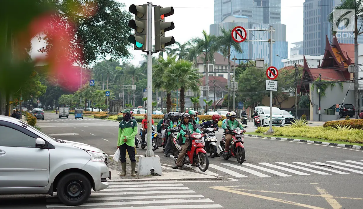 Pengendara sepeda motor melawan arus lalu lintas di perempatan lampu merah kawasan Gondangdia, Jakarta, Senin (29/4/2019). Rendahnya kesadaran tertib berlalu lintas menyebabkan para pengendara nekat melawan arus. (Liputan6.com/Immanuel Antonius)
