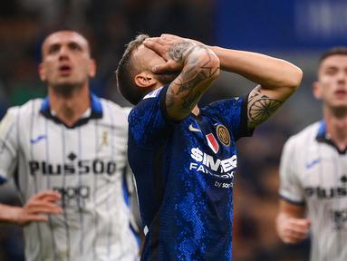 Inter Milan gagal memetik tiga poin penuh usai ditahan imbang tamunya Atalanta 2-2 dalam laga pekan ke-6 Liga Italia 2021/2022 di San Siro Stadium, Sabtu (25/9/2021). Inter sempat mendapat hadiah penalti di menit ke-88 yang gagal dilesakkan Federico Dimarco. (AFP/Marco Bertorello)