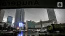 Kendaraan melintas di kawasan Bundaran Hi, Jakarta, Sabtu (13/11/2021). Dampak La Nina akan mulai dirasakan pada bulan November dan puncaknya akan terjadi pada periode Desember 2021 hingga Maret 2022. (Liputan6.com/Faizal Fanani)