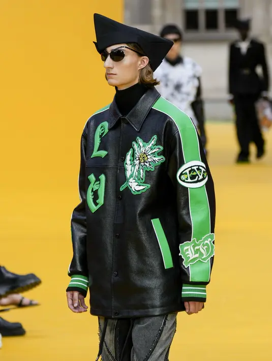 Model mengenakan kreasi dari koleksi Musim Semi Musim Panas 2023 pria Louis Vuitton yang disajikan di Paris, Prancis, Kamis (23/6/2022). Rumah mode yang berbasis di Paris ini memamerkan koleksi pria Musim Semi 2023 yang mengambil inspirasi dari sifat imajinasi yang menyenangkan dan visi kreatif mendiang Virgil Abloh. (AP Photo/Francois Mori)