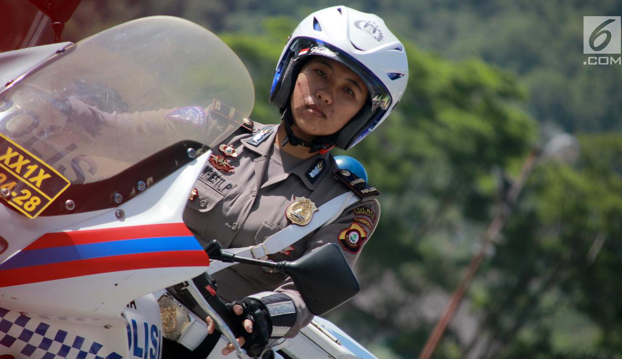 Polwan beratraksi menggunakan motor gede selama Road Safety Festiva Millenial Gorontalo, Minggu (10/2). Atraksi ditampilkan untuk memberi gambaran kaum millenial dalam berkendara membutuhkan keterampilan khusus. (Liputan6.com/Rahmad Arfandi Ibrahim)