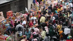 Orang-orang memadati sejumlah pedagang kembang api di Pasar Asemka, Jakarta, Kamis (30/12/2021). Meski Larangan Tahun Baru 2022 diberlakukan untuk membatasi mobilitas, namun masih banyak warga yang berburu kembang api baik untuk dijual maupun digunakan sendiri. (Liputan6.com/Johan Tallo)