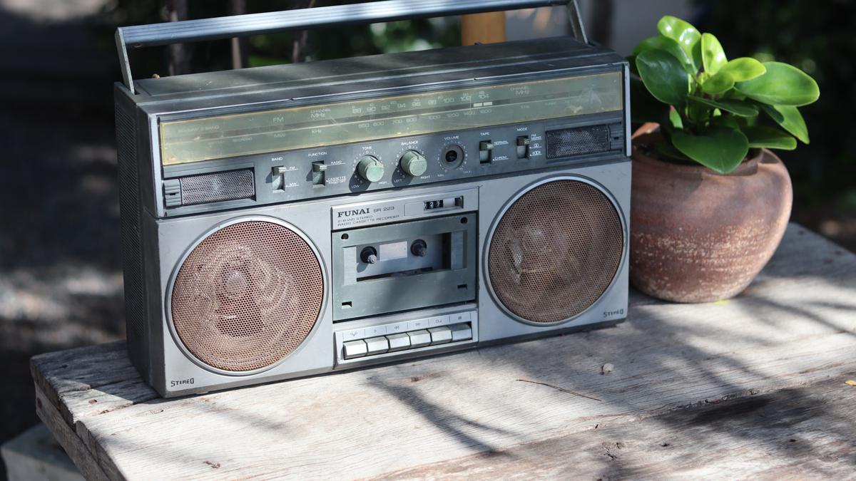 Terjemahan Mimpi: Mendengarkan Suara Radio Menjadi Kenyataan