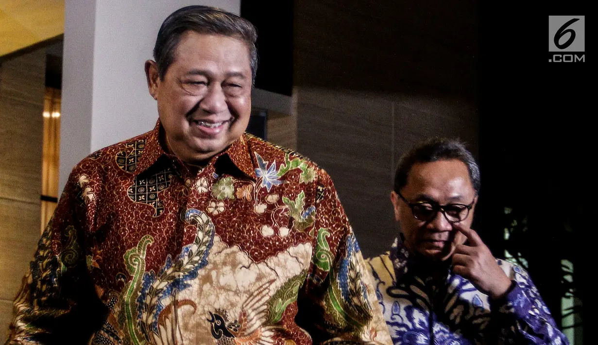 Ketum Partai Demokrat Susilo Bambang Yudhoyono (SBY) menerima kedatangan Ketum Partai Amanat Nasional (PAN) Zulkifli Hassan di kediamannya di kawasan Mega Kuningan, Jakarta, Rabu (25/7). (Liputan6.com/Johan Tallo)