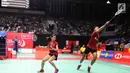 Ganda campuran, Ricky Karanda Suwardi/Debby Susanto melakukan servis ke arah wakil Hong Kong, Reginald Lee Chun Hei/Chau Hoi Wah di babak pertama Indonesia Masters 2018, Selasa (23/1). Ricky/Debby menang 15-21, 21-12, 21-10. (Liputan6.com/Angga Yuniar)