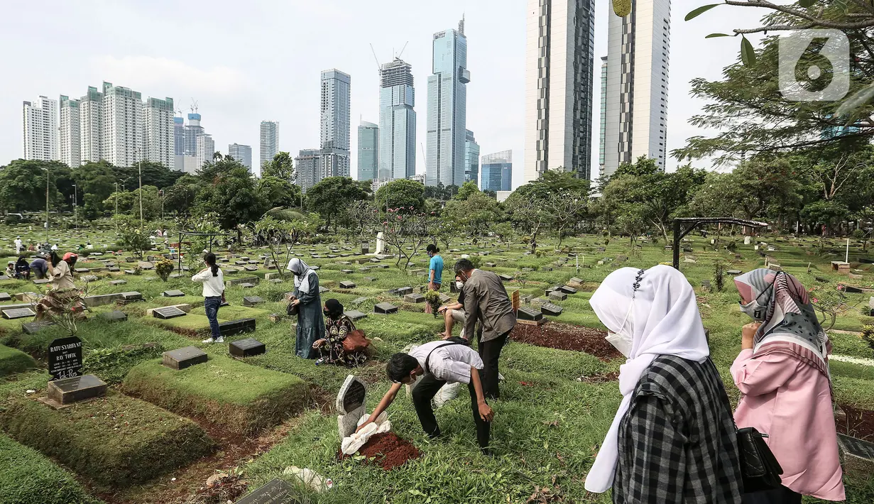 <p>Sejumlah warga saat ziarah kubur di Tempat Pemakaman Umum (TPU) Karet Bivak, Jakarta, Senin (2/5/2022). Menyambut Hari Raya Idul Fitri 1443 H, umat Islam melakukan ziarah kubur mendoakan sanak keluarga dan kerabat yang sudah wafat. (Liputan6.com/Johan Tallo)</p>