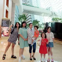 Potret Ussy Sulistiawaty bersama kelima anaknya. (Foto: Instagram/ussypratama)