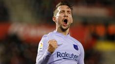 Barcelona berhasil memetik poin penuh kala bertandang ke markas Real Mallorca dalam duel pekan ke-19 La Liga 2021/2022, Senin (3/1/2022). (AP/Francisco Ubilla)