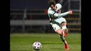 Francisco Trincao kini masih berumur 21 tahun dan telah meraskan bermain bersama Cristiano Ronaldo di timnas Portugal. Dia baru bermain tujuh kali untuk negaranya dan belum membuka rekening golnya. (AFP/Joe Klamar)
