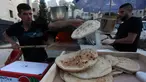 Penjual roti Palestina Mohammed Abu Saud (kiri) menyiapkan roti di Kota Nablus, Tepi Barat, (3/5/2020). Abu Saud, yang kehilangan pekerjaannya sebagai pekerja transportasi karena kebijakan lockdown selama pandemi COVID-19, memutuskan bekerja sebagai penjual roti keliling. (Xinhua/Ayman Nobani)