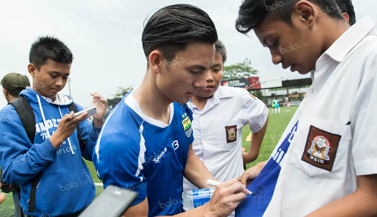 Meskipun lelah usai latihan Kim Jeffrey Kuniawan tetap mencoba komunikasi dengan para Bobotoh. (Bola.com/Vitalis Yogi Trisna) 