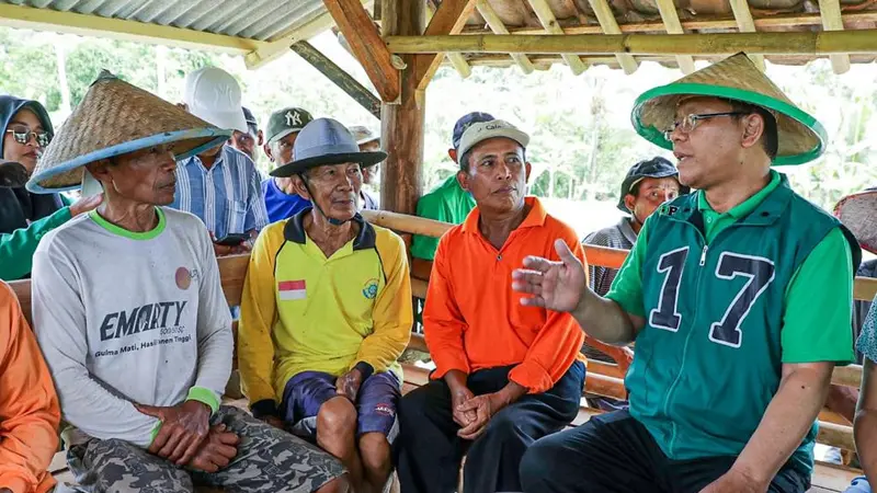 Plt Ketua Umum PPP Muhamad Mardiono melakukan diskusi dan pertemuan secara langsung dengan para petani hingga masyarakat di Desa Kalirejo, Kecamatan Negri Katon, Kabupaten Pesawaran, Provinsi Lampung (Istimewa)
